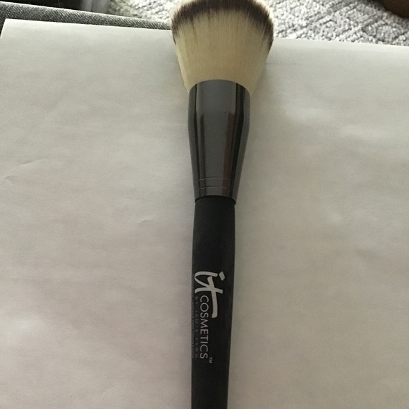 It cosmetics make up brush brand new - Picture 3 of 3